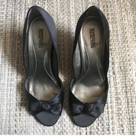 Kenneth Cole Reaction black satin heels - Picture 3 of 6